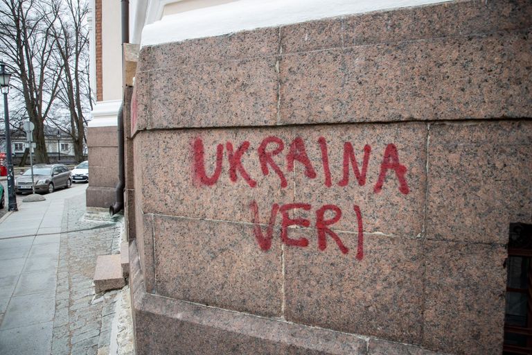 Nevski katedraali seinale Ukraina sõja vastase grafiti teinud Joosep Raave sõnul tegi ta nii protestiks selle vastu, et Vene õigeusu kiriku juhtkond pühitseb ja õigustab sõda.