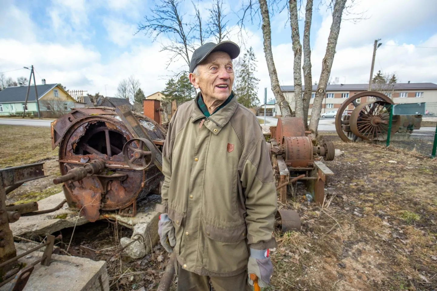 Eesti ajal kuulus Hürdenitele Järva-Jaani keskel suur veski, seetõttu tuli omaaegse veskiomaniku 92aastane poeg Hillar muuseumipapa Tuve Kärnerile appi väljapaneku tarvis veski seadmeid tuvastama.