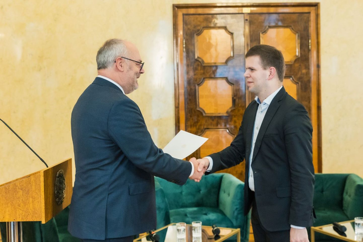 President Alar Karis avaldas tunnustust pedagoogile ja muusikule Riivo Jõgile.