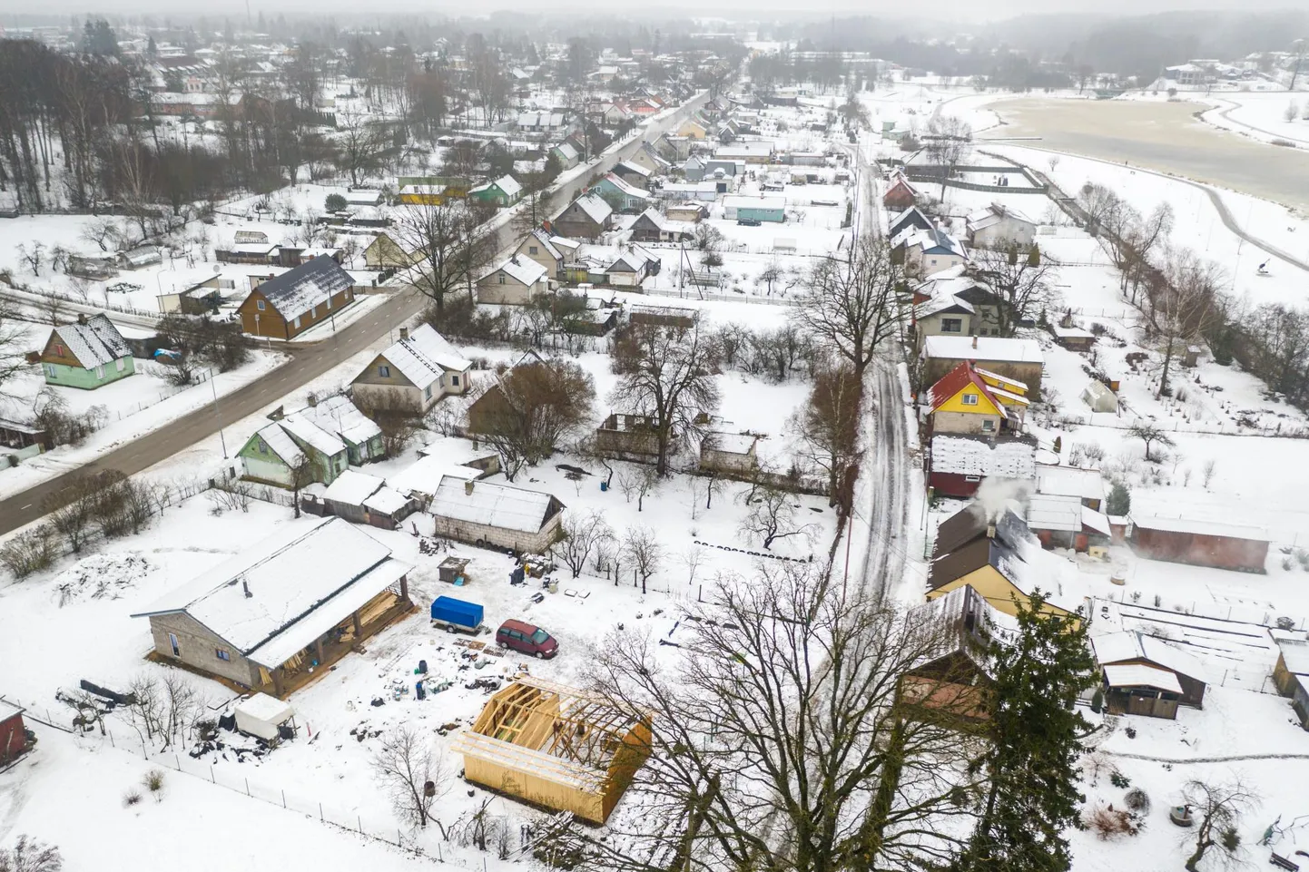 Valga vallavanemale Ester Karusele kuuluv kinnistu küünib Perve tänavani (Tartu tänavaga paralleelne tänav pildi keskel), mille mustkatte alla viimise vajalikkus tekitas küsimusi. Sealsed elanikud on rahul, et tänav viimaks korda sai.