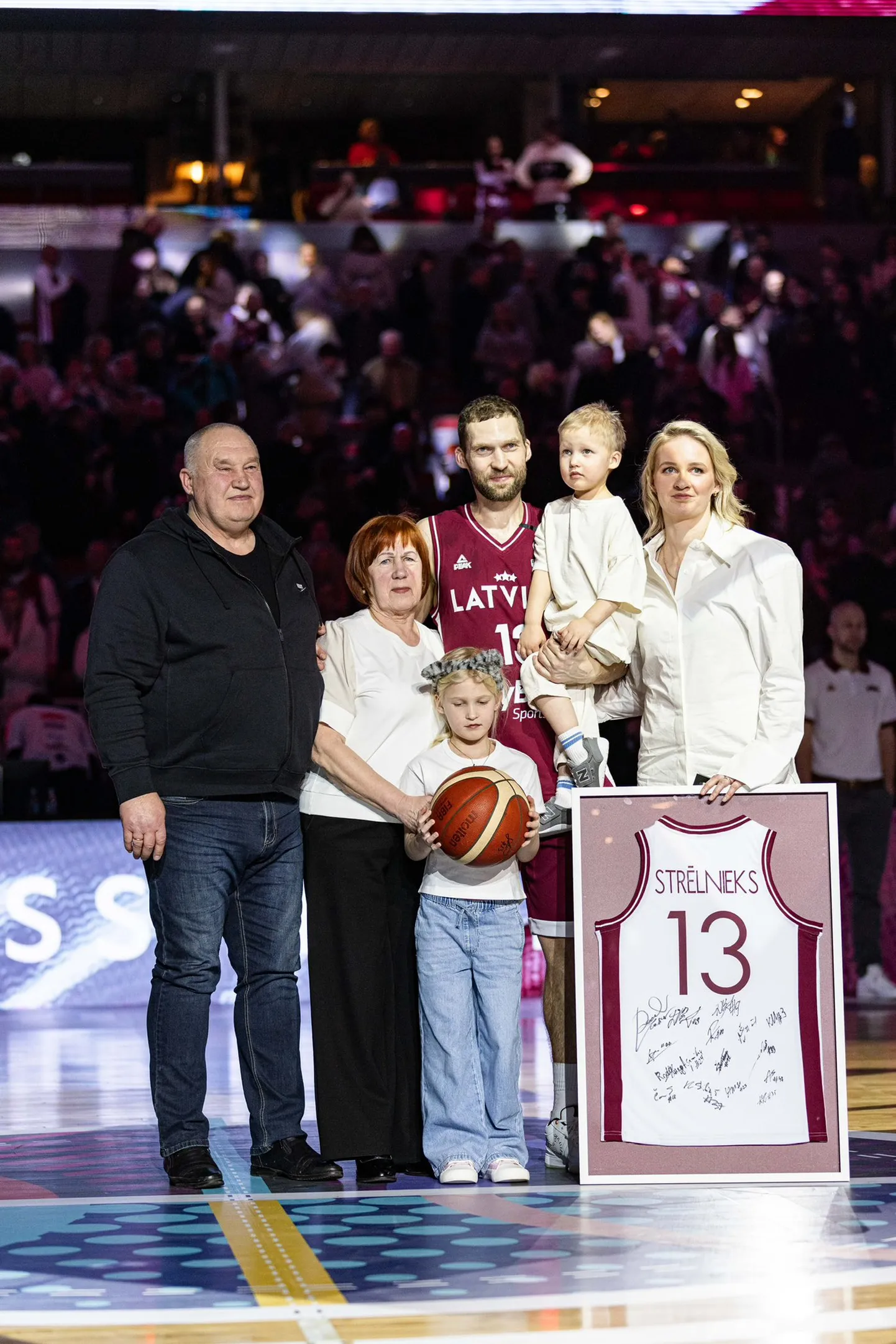 Latvijas basketbolists Jānis Strēlnieks ar tuviniekiem