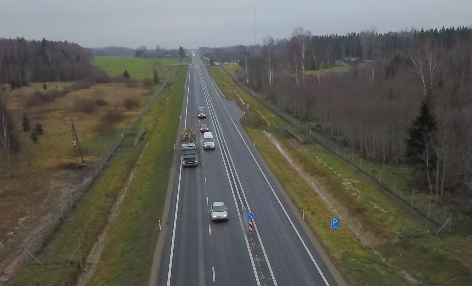 Et kolm sõiduautot suurest veokist Valmaotsa–Kärevere möödasõidualal mööda pääseks, tuleb neil tahes-tahtmata kiirust ületada.