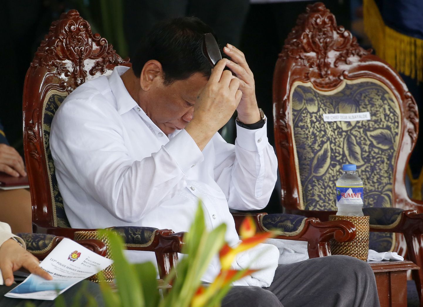 Filipiinide president Rodrigo Duterte kammib juukseid pärast politsei ülevaatust.