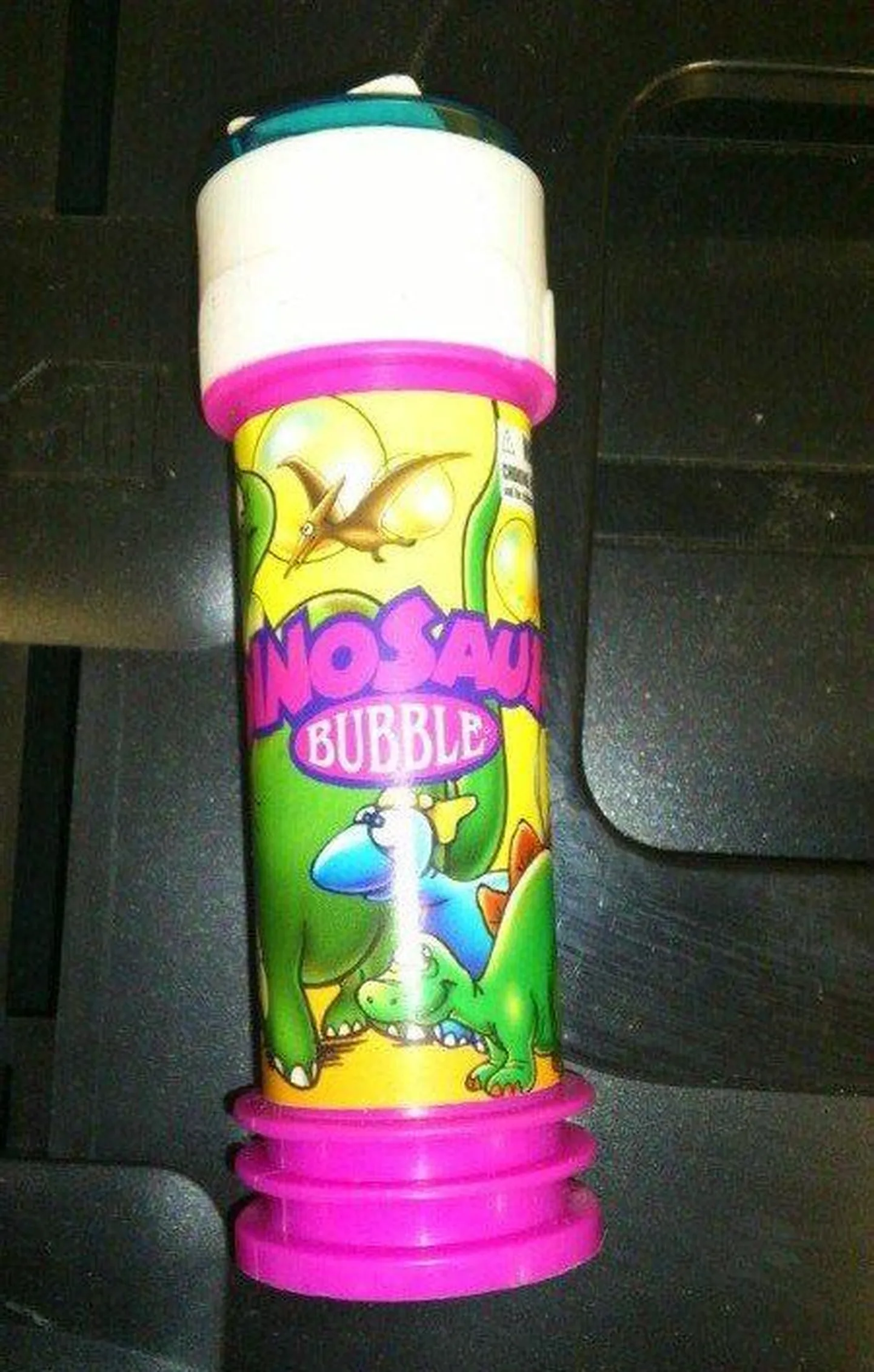 Grossi Toidukaupade keti Kotka poes müügil olnud mullitaja Dinosaur Bubble, millest leiti aeroobseid mesofiilseid mikroorganisme.