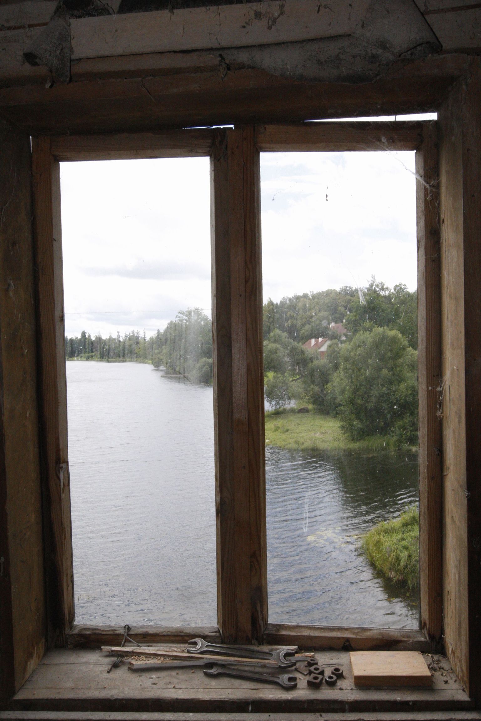 Eesti viimane vee jõul töötav Hellenurme vesiveski ammutab oma veskikivide käitamiseks jõudu selle aknast paistvast paisjärvest.