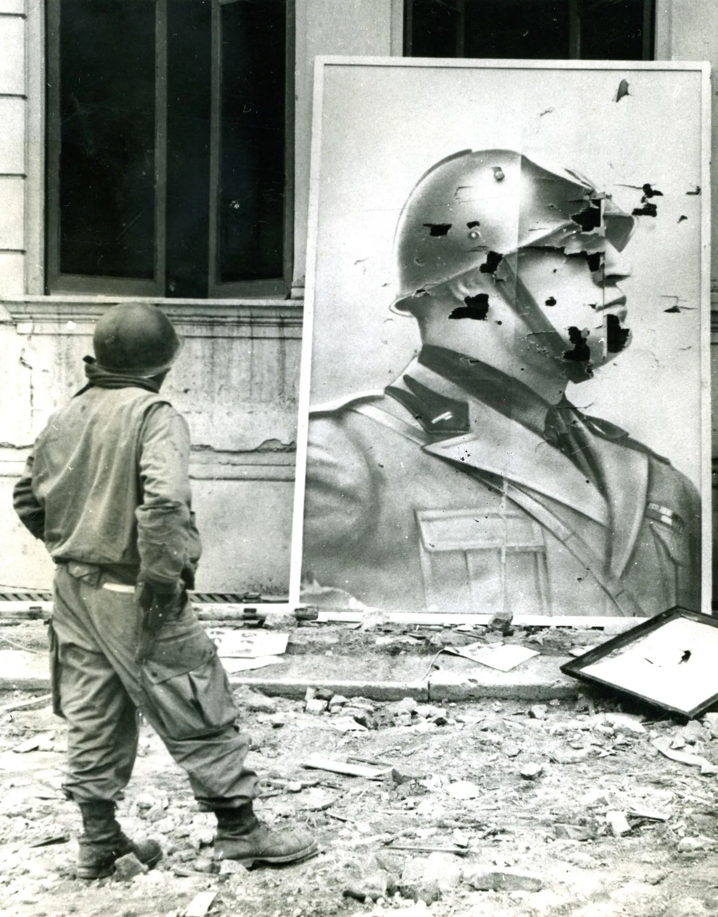 Sõdur auklikuks tulistatud Mussolini portreega 1944. aastal Anzio lähedal.