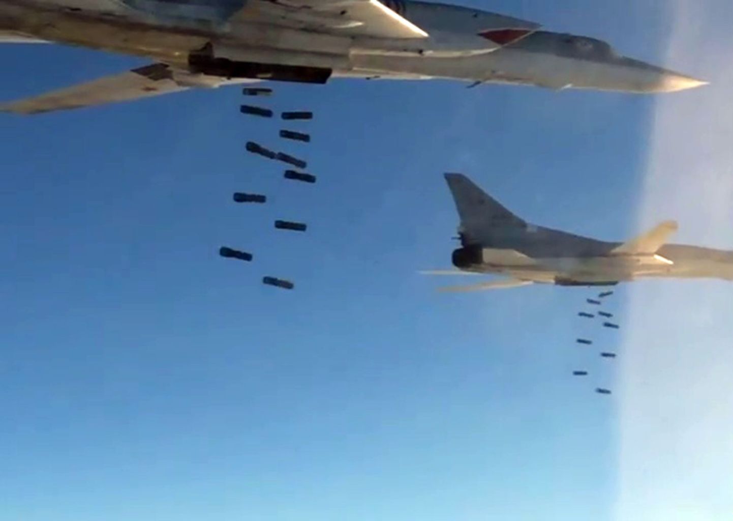 Российские Ту-22 сбрасывают бомбы на Сирию.