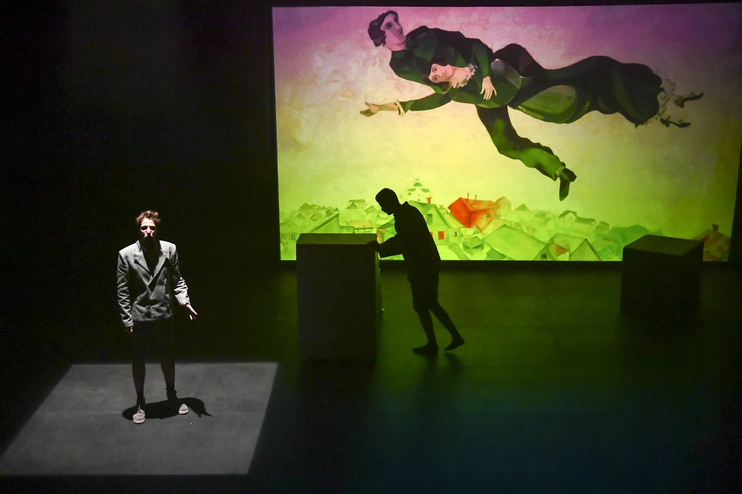 Eriliselt avaldas Eduard Zentšikule muljet koht, kus teema läks temalt üle korraks Narvas elanud Marc Chagallile ning näidati üht tolle lendavate armastajatega maali, mis kunstnikul omakorda seostus ühe tema enda tööga.