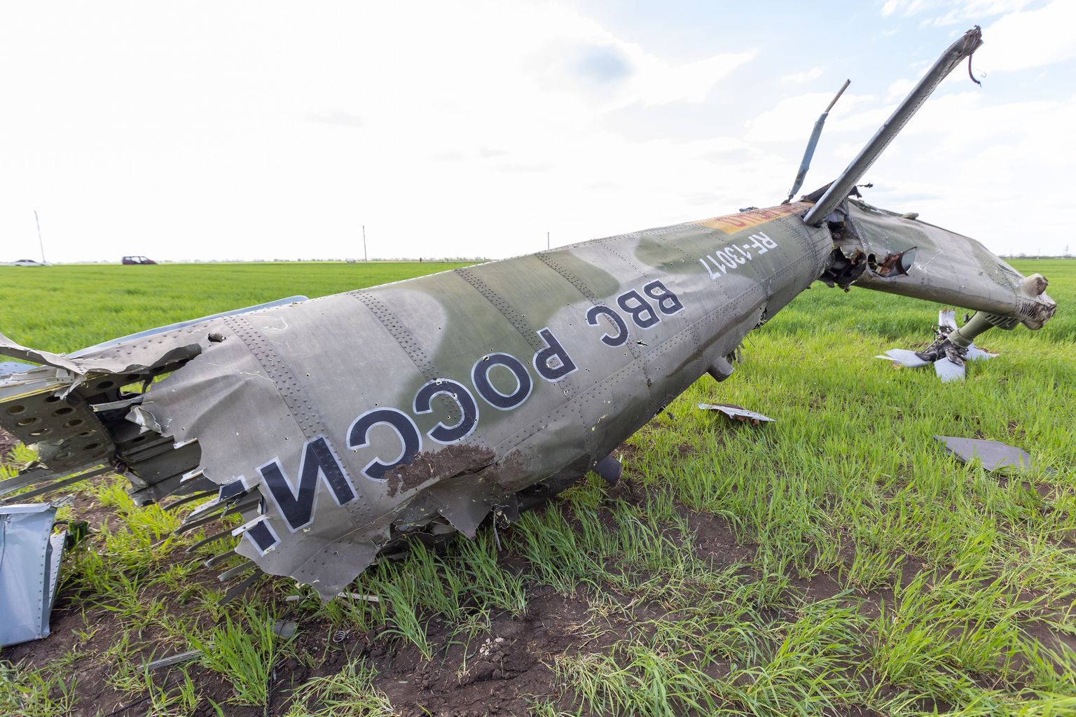 Allatulistatud ründehelikopteri tükid Mõkolajivi oblasti põllul Voskressenski lähedal.