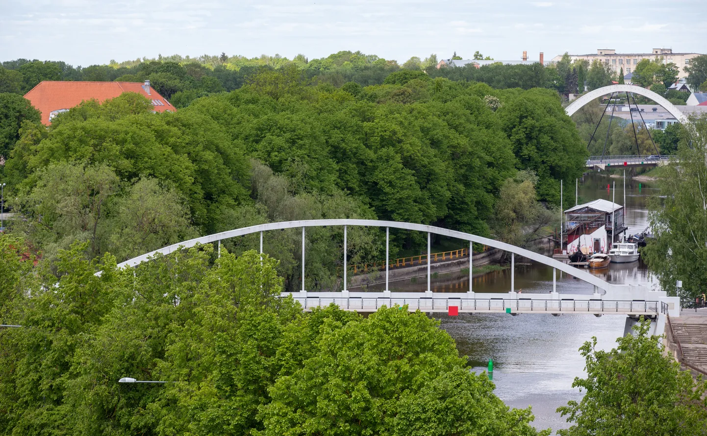 Vaade Tartu Kaubamaja katuselt Emajõele.