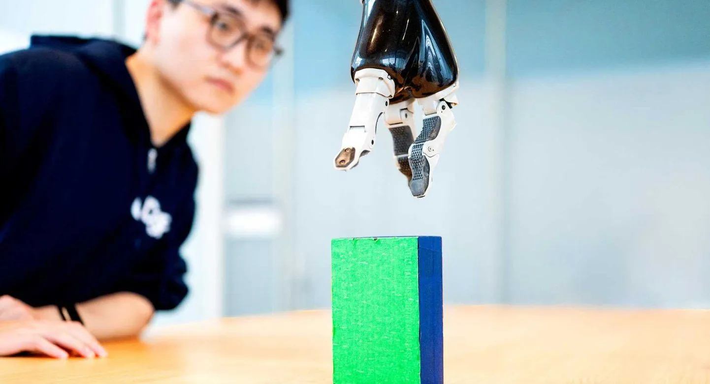 Uus tehisintellekti ja robootikat ühendav süsteem aitas nelja jäseme halvatusega mehel muuta oma mõtted robotkäe liigutusteks.