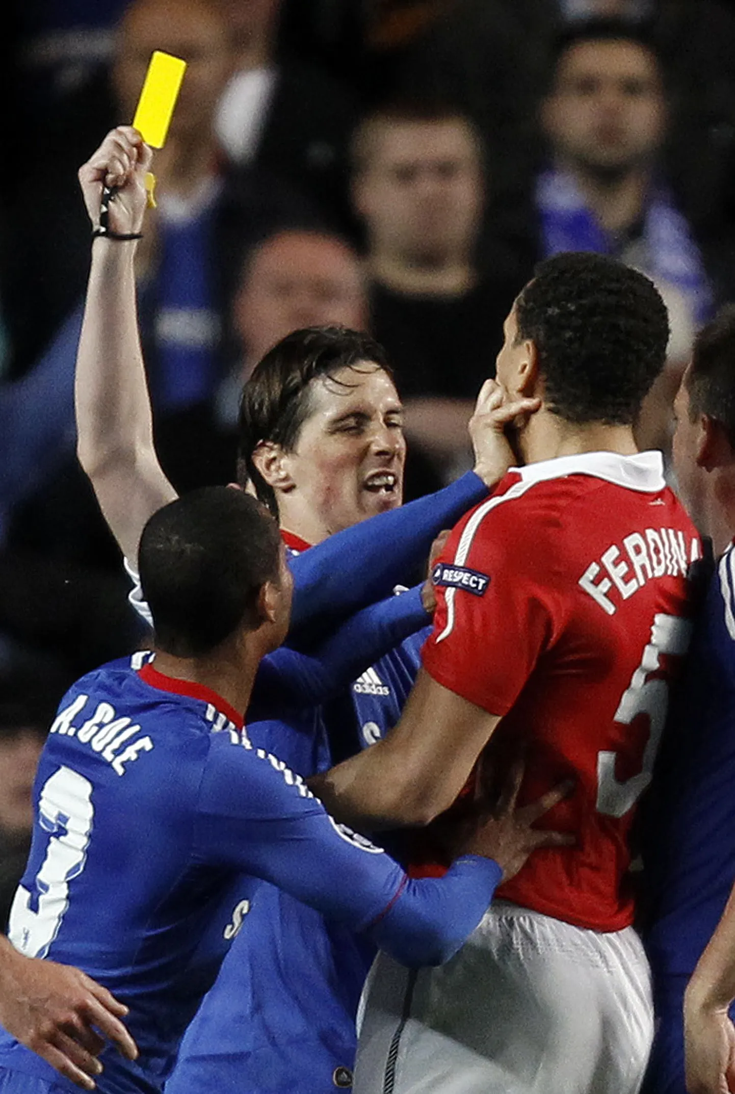 Manchester United (punases) alistas Chelsea 1:0