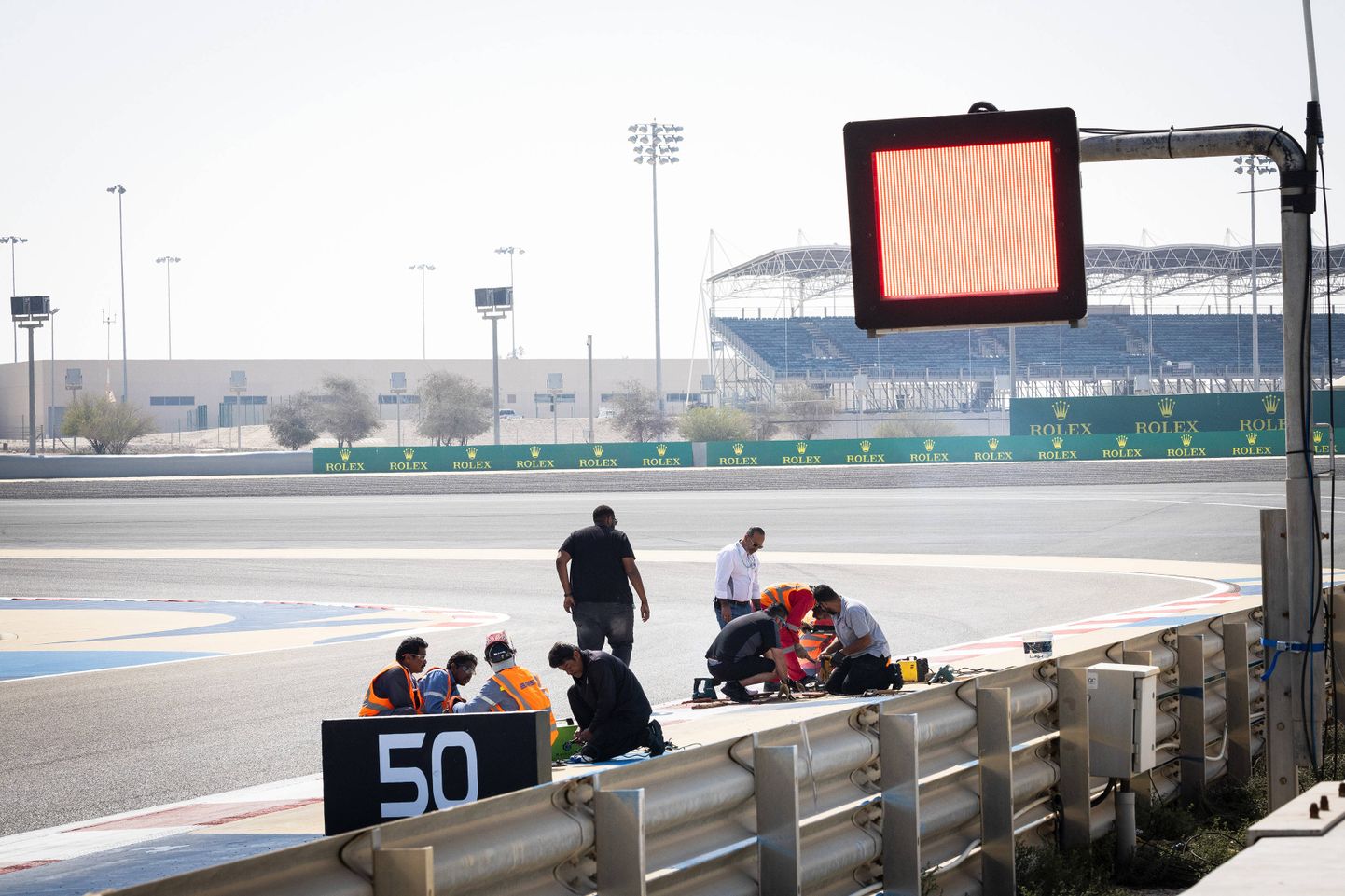 Bahreini ringrajal on kahel päeval järjest lahti tulnud kaevuluugid, mis on F1 ainsad testi enne hooaja algust mitmel korral katkestanud.