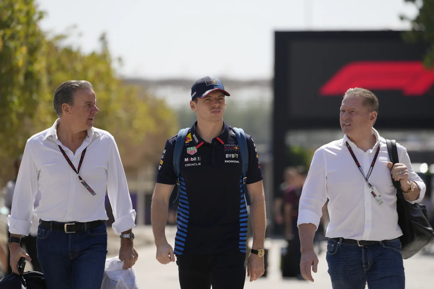 Max Verstappen (keskel) koos mänedžeri Raymond Vermeuleni (vasakul) ja isa Jos Verstappeniga (paremal).