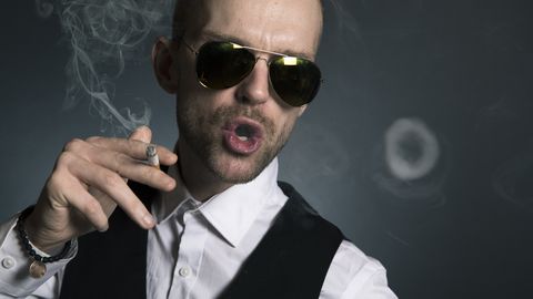 Anekdoot: mees laseb ninast suitsurõngaid