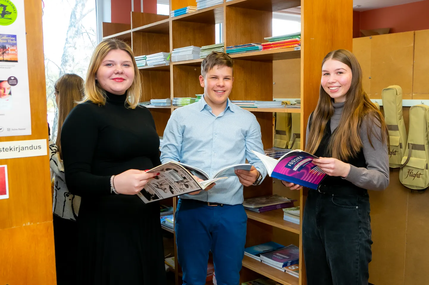 LÕPUEKSAMEID ON VAJA, leiavad Kuressaare Hariduse kooli üheksandikud Karmel Muul, Georg Paomees ja Karolin Nelis.