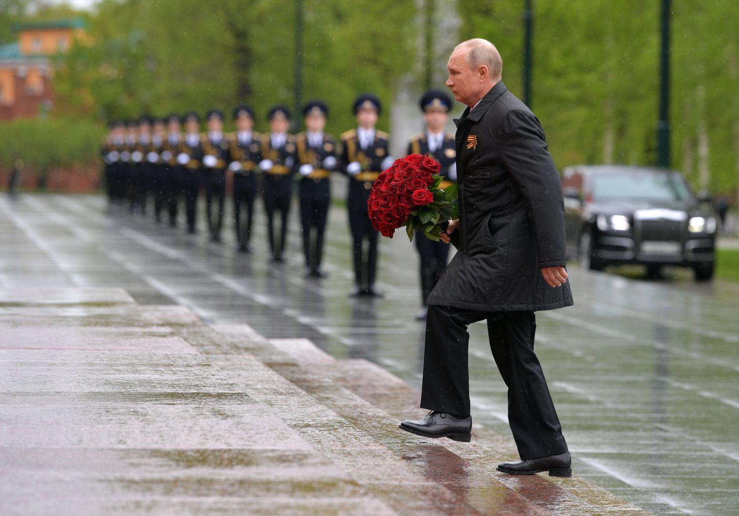 Владимир Путин возложил цветы к могиле Неизвестного солдата.