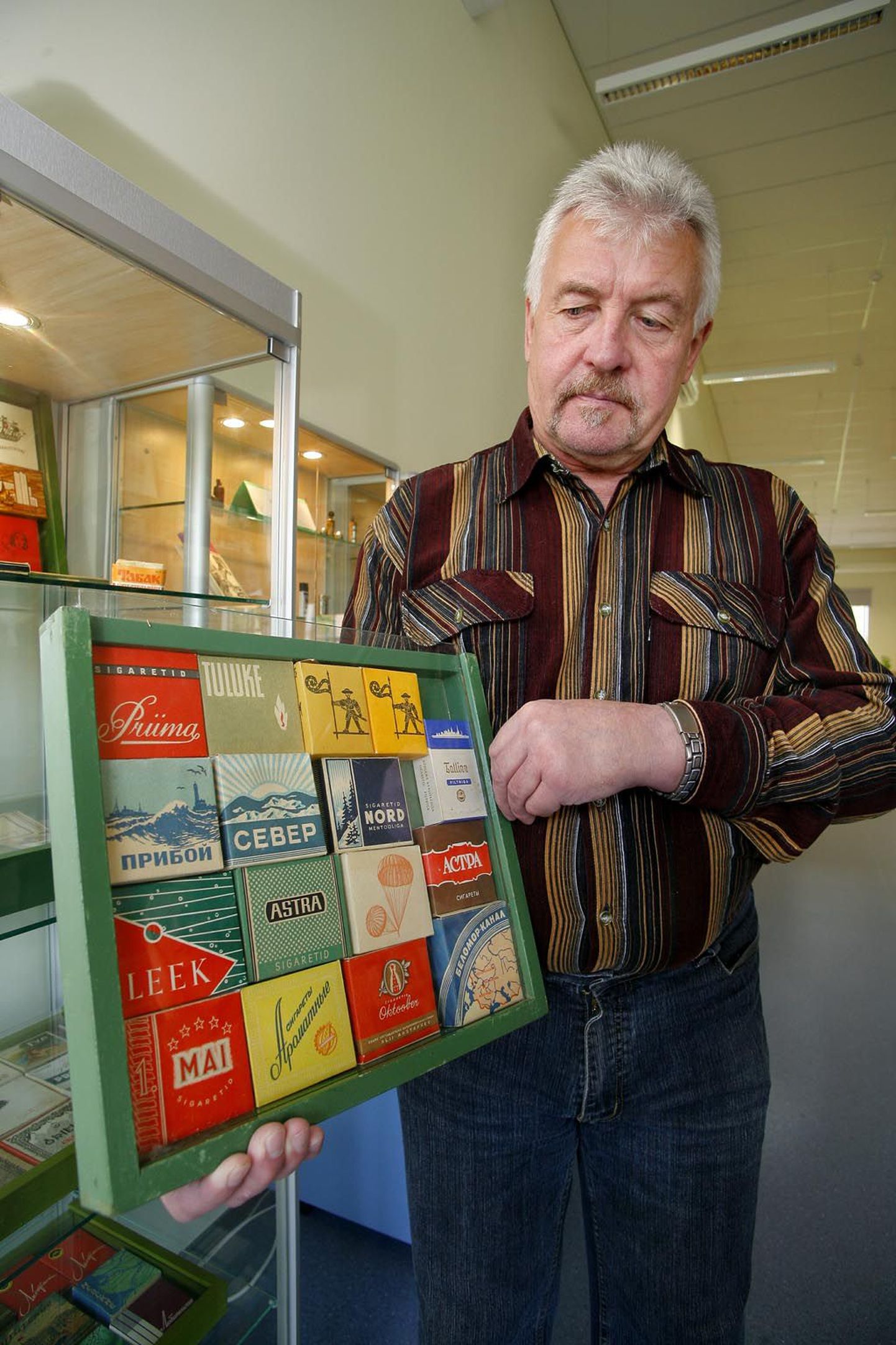 Vändra kollektsionäär Toomas Erm näitab valikut oma suitsupakkide kogust.