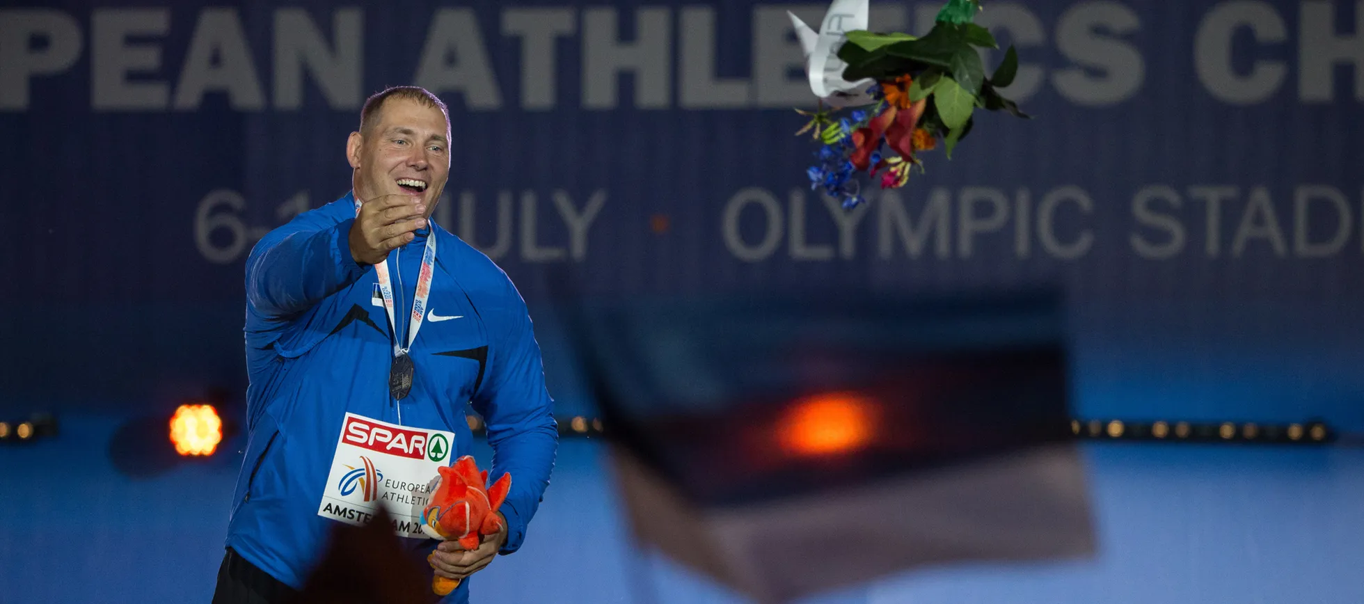 Amsterdami medalitseremoonia punktiks lennutab pronksi võitnud Gerd Kanter lillekimbu publikusse.