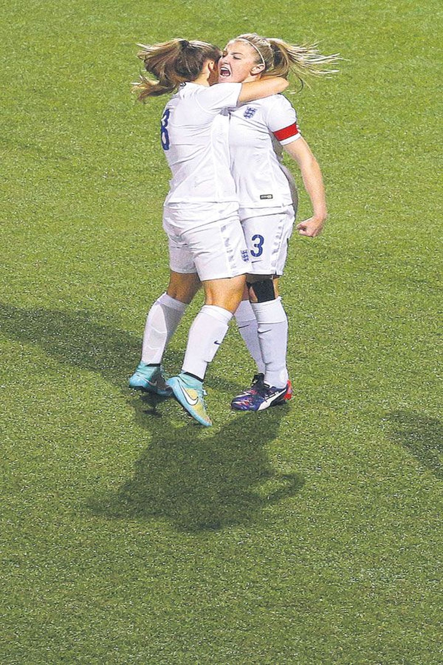 Лиа Уильямсон (справа) вместе со своей подругой по команде радуется пенальти, которое она забила в четверг вечером в ворота сборной Норвегии.