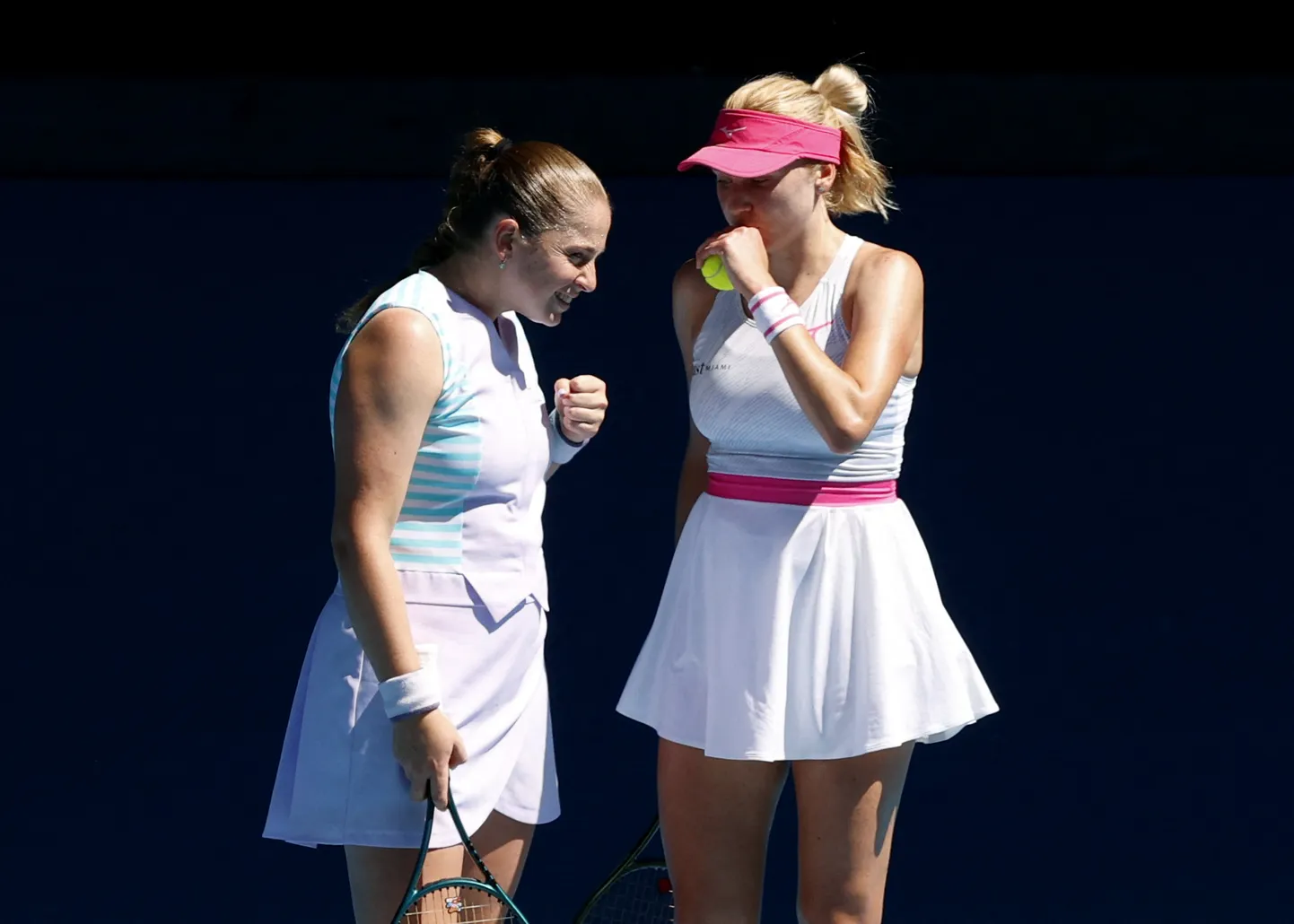 Aļona Ostapenko un Ludmila Kičenoka.