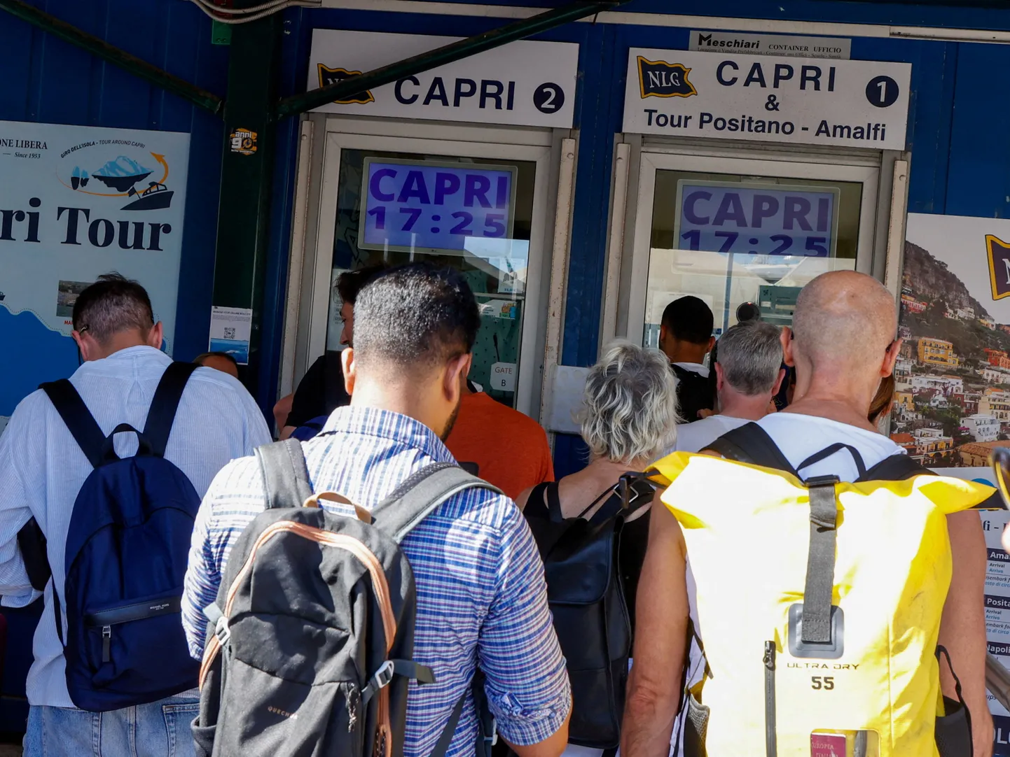 Turistid ostmas laevapileteid, et Capri saart külastada.