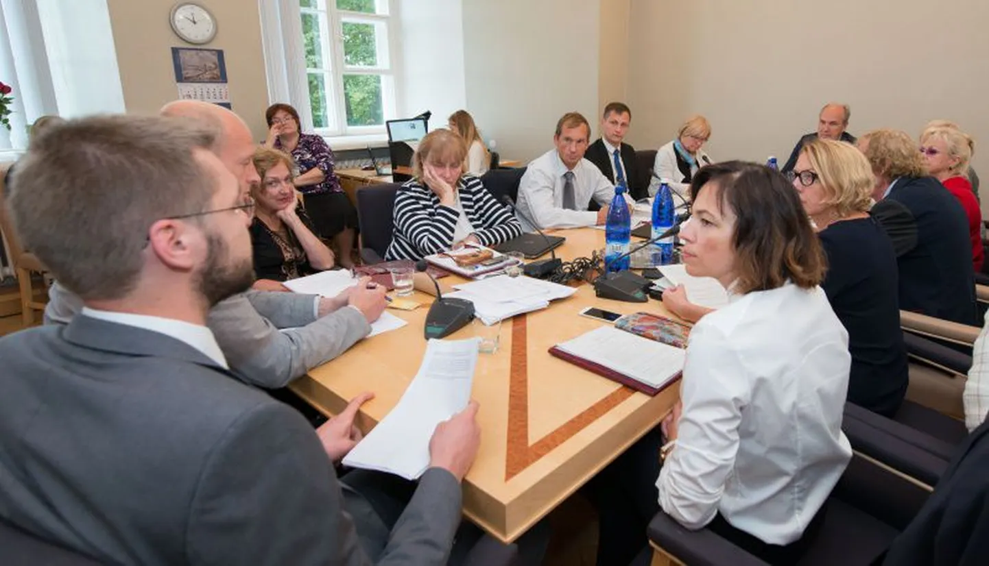 Komisjoni istungil osalesid: Esimees Aivar Kokk, aseesimees Monika Haukanõmm, liikmed Marika Tuus-Laul, Viktor Vassiljev, Vilja Savisaar- Toomast, Liina Kersna, Maire Aunaste, Helmen Kütt, Jüri Jaanson ja Dmitri Dmitrijev. Kutsutud tervise- ja tööminister Jevgeni Ossinovski.