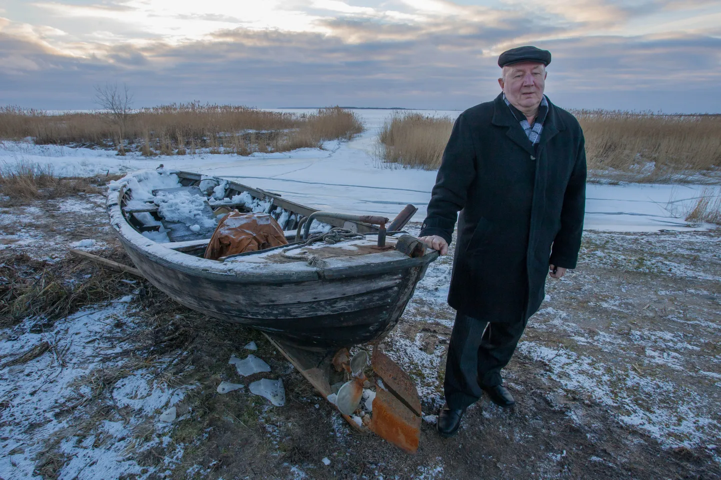 Jüri Saar kolm aastat tagasi Saaremaa rannas. Suurema osa oma töödest-tegemistest ongi ta teinud kodusaarel, välja arvatud neli aasta pealinnas riigikogu liikmena.