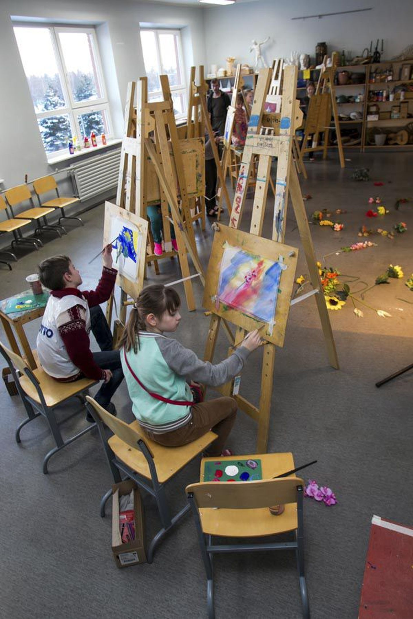Männimäel saavad Viljandi kunstikooli õpilased lilli ja õunu maalida seni, kuni linnavalitsus on koolile leidnud uued sobivad ruumid.