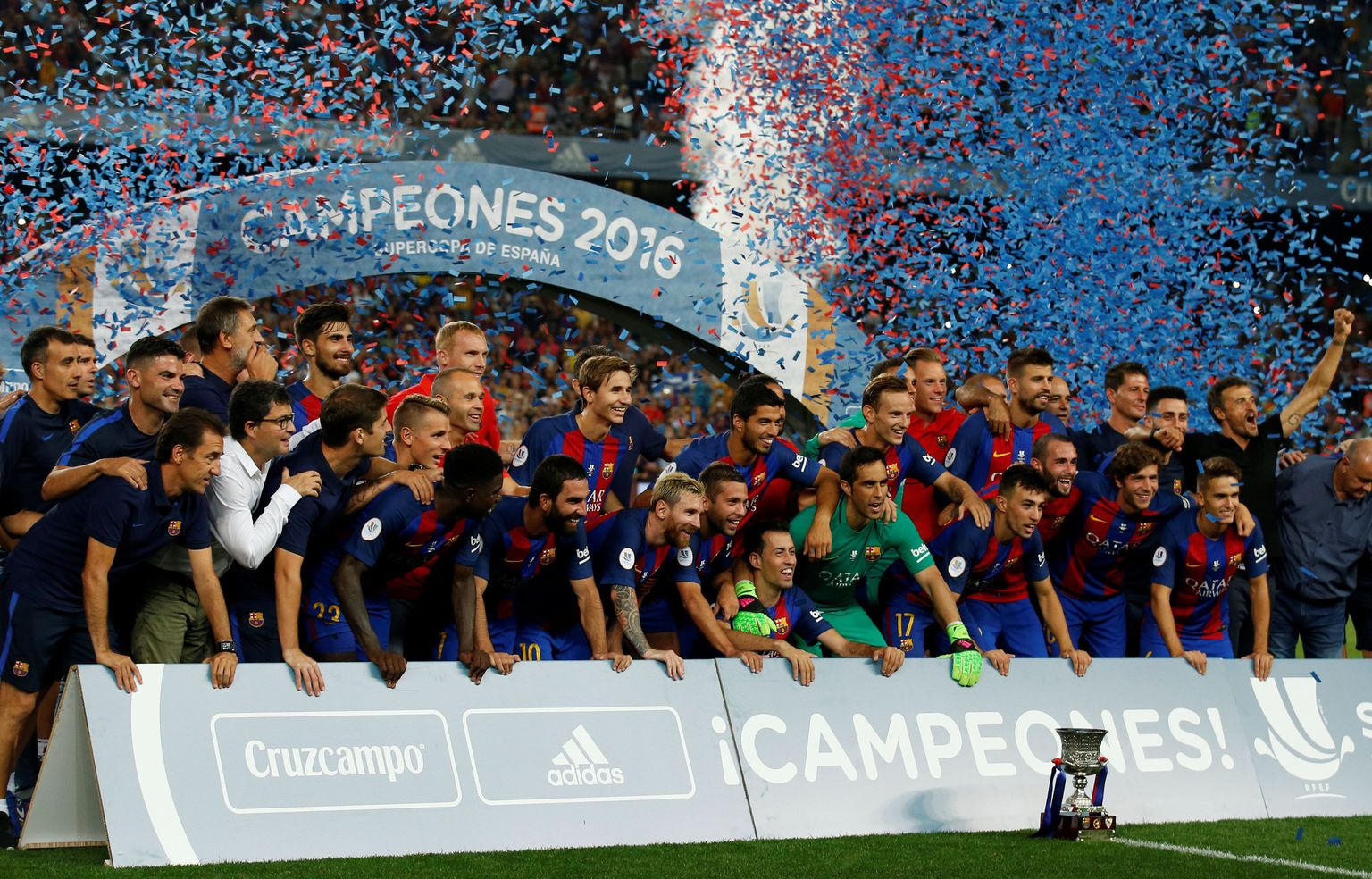 Võidukas Barcelona meeskond.