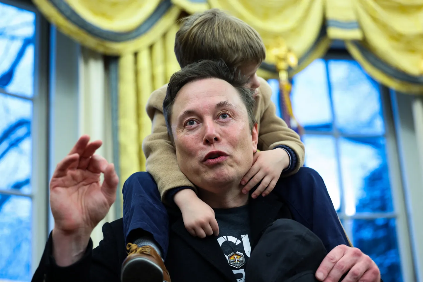 Elon Musk pojaga X Æ A-12 Ovaalkabinetis.