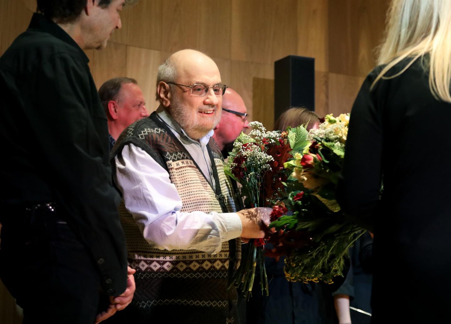 Helilooja Aleksander Knaifel võtab pärast autorikontserti Arvo Pärdi keskuses vastu õnnitlusi.