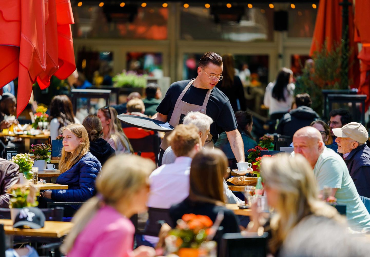 Haagi välikohvik. Alates 5. juunist lubatakse inimesi ka kohvikute ja restoranide siseruumidesse.