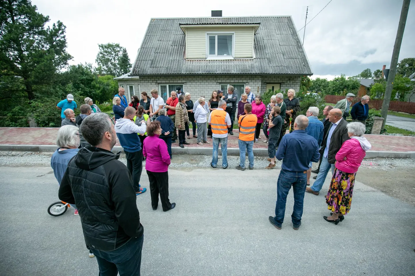 Moonaküla rahvakoosolekutel on osalenud küll linnaametnikud, ehitajad ja projekteerijad (oranžides vestides), kuid mitte linnapea Marko Torm, kes elab tegelikult samas linnaosas. Just eiramist heidavad umbusalduse algatajad linnapeale ette.