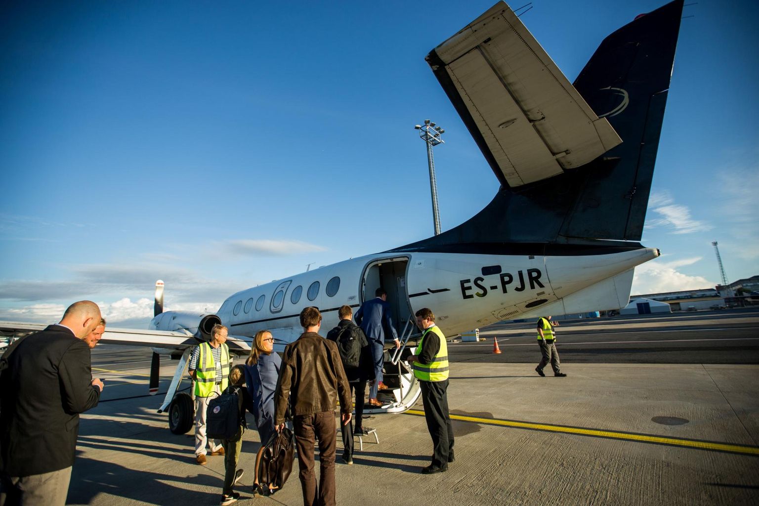 Transaviabaltika lennuk võtmas reisijaid peale Kärdla lennuväljal.
