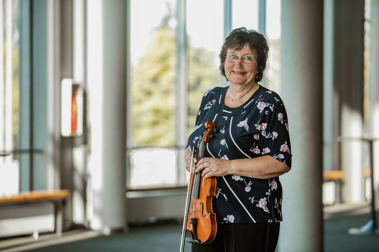 Viiuliõpetaja Maire Varma alustas Pärnu muusikakoolis tööd aastal 1976. Kümned tema kasvandikud on praegu professionaalsed muusikud, õpetajad ja kolleegid.