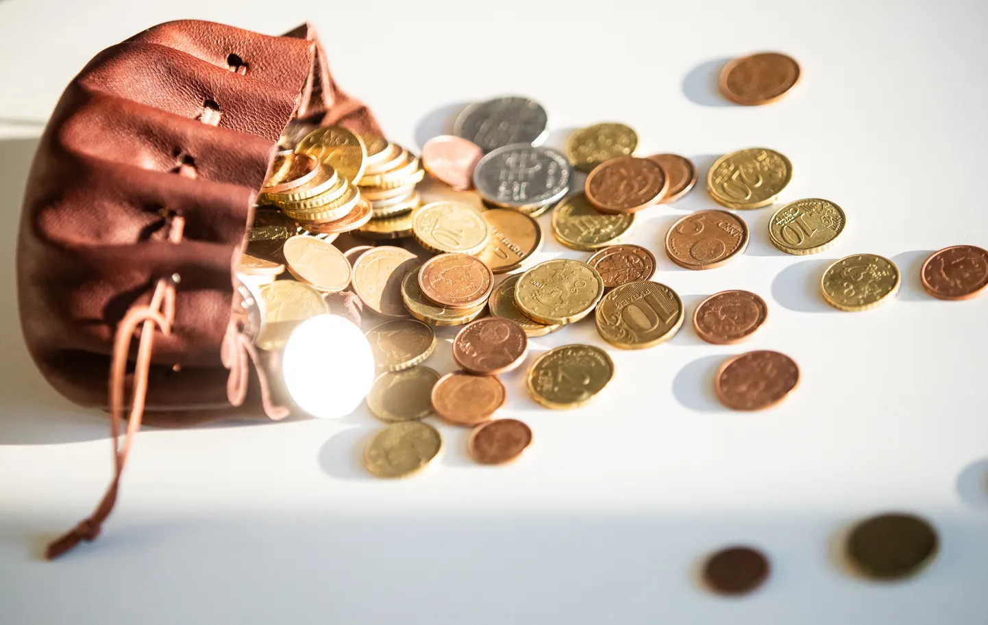 Euro on tänavu oluliselt väärtust kaotanud - ja see teeb inflatsiooni inimeste jaoks veel valusamaks
