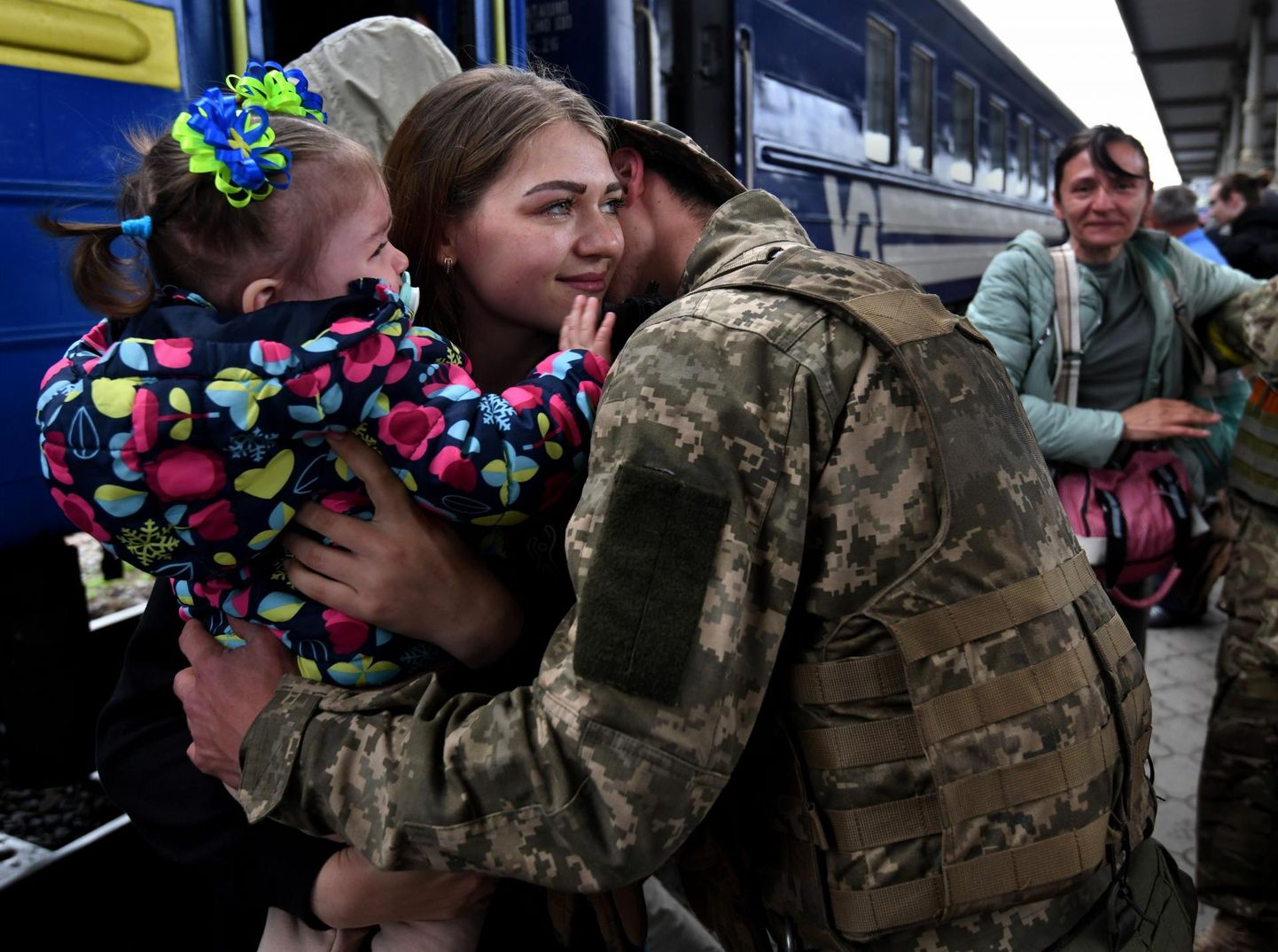 Mai lõpus sai Ukraina sõdur Rodion Harkivi raudteejaamas taas tervitada oma abikaasa Tetjanat ja aastast tütart Polinat, kes olid kolm kuud sõja eest varjunud Poolas. 