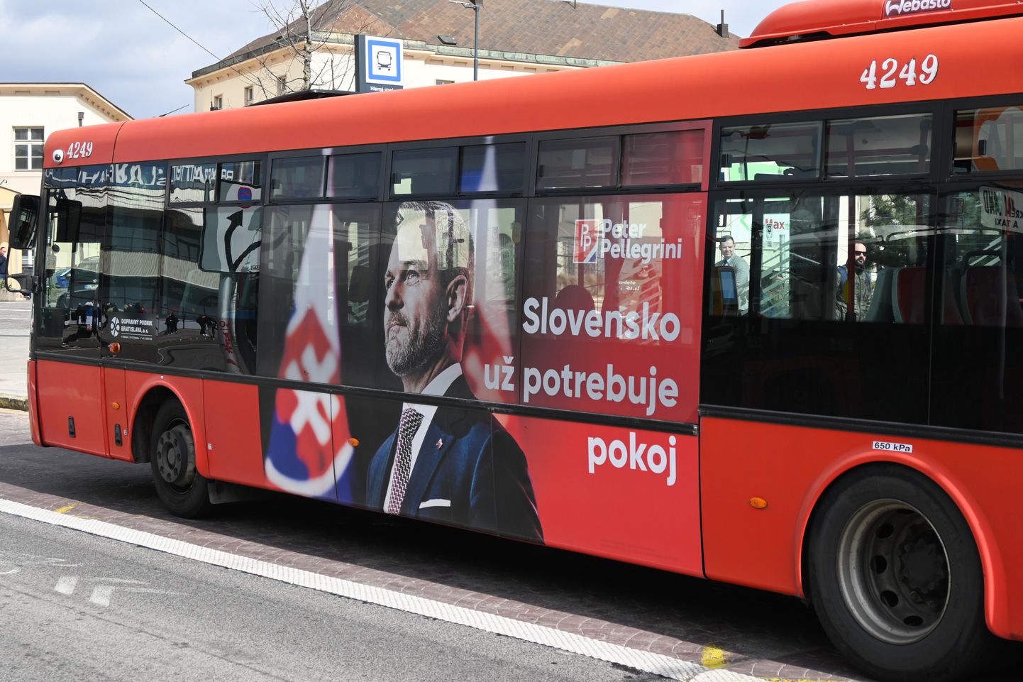 Venemeelse peaministri Robert Fico liitlasest presidendikandidaadi Peter Pellegrini kampaaniabuss Bratislava tänavatel.