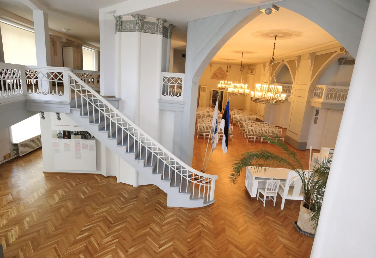 Tartu ülikooli muuseumi valge saal.