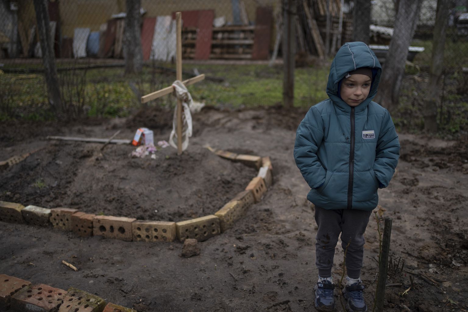 Tüdruk ema haual Kiievi oblastis