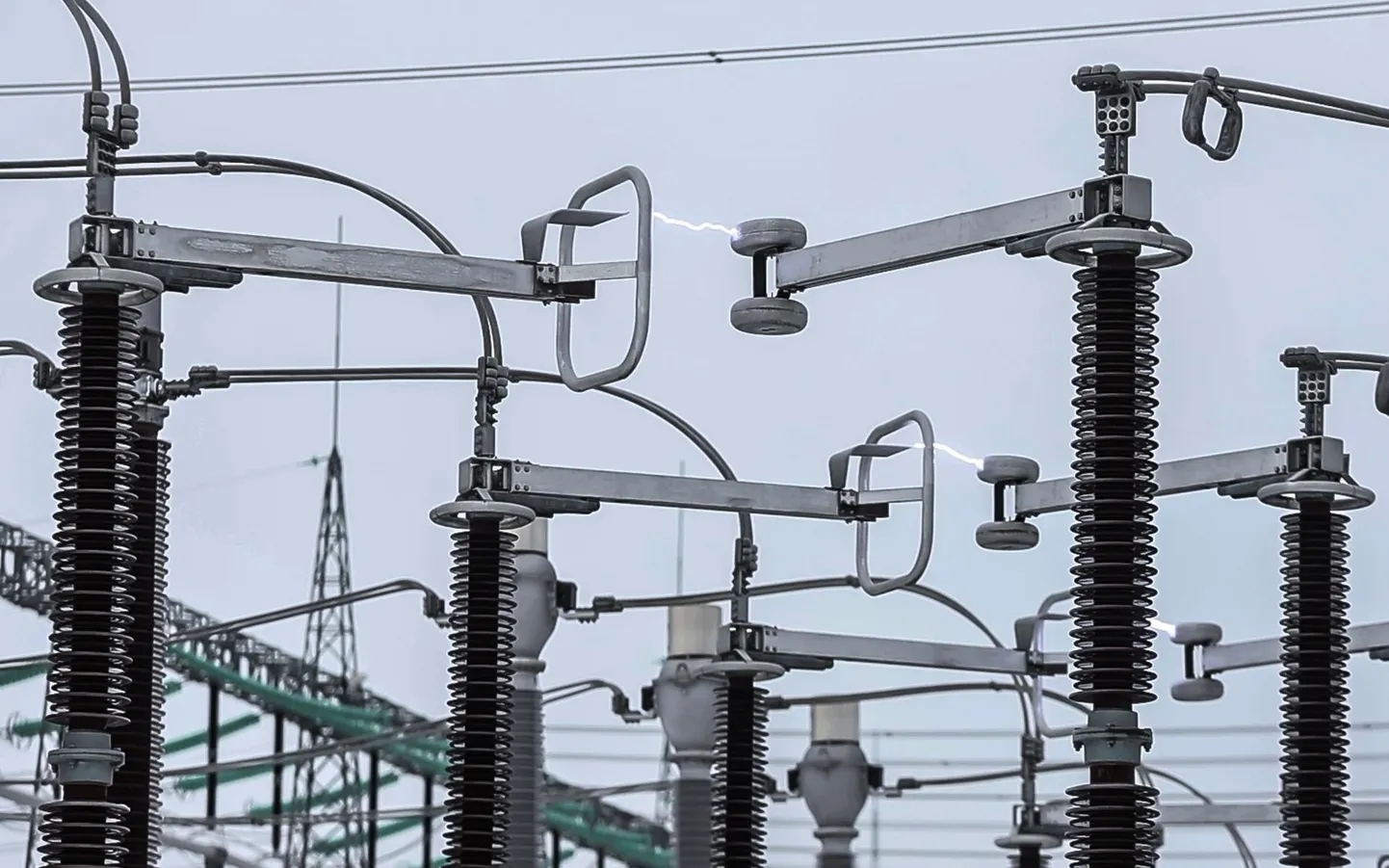 Laupäeval kell 9.12 hakkasid lahklüliti noad teineteisest eemale liikuma, nende vahele tekkis särisev elektrikaar.