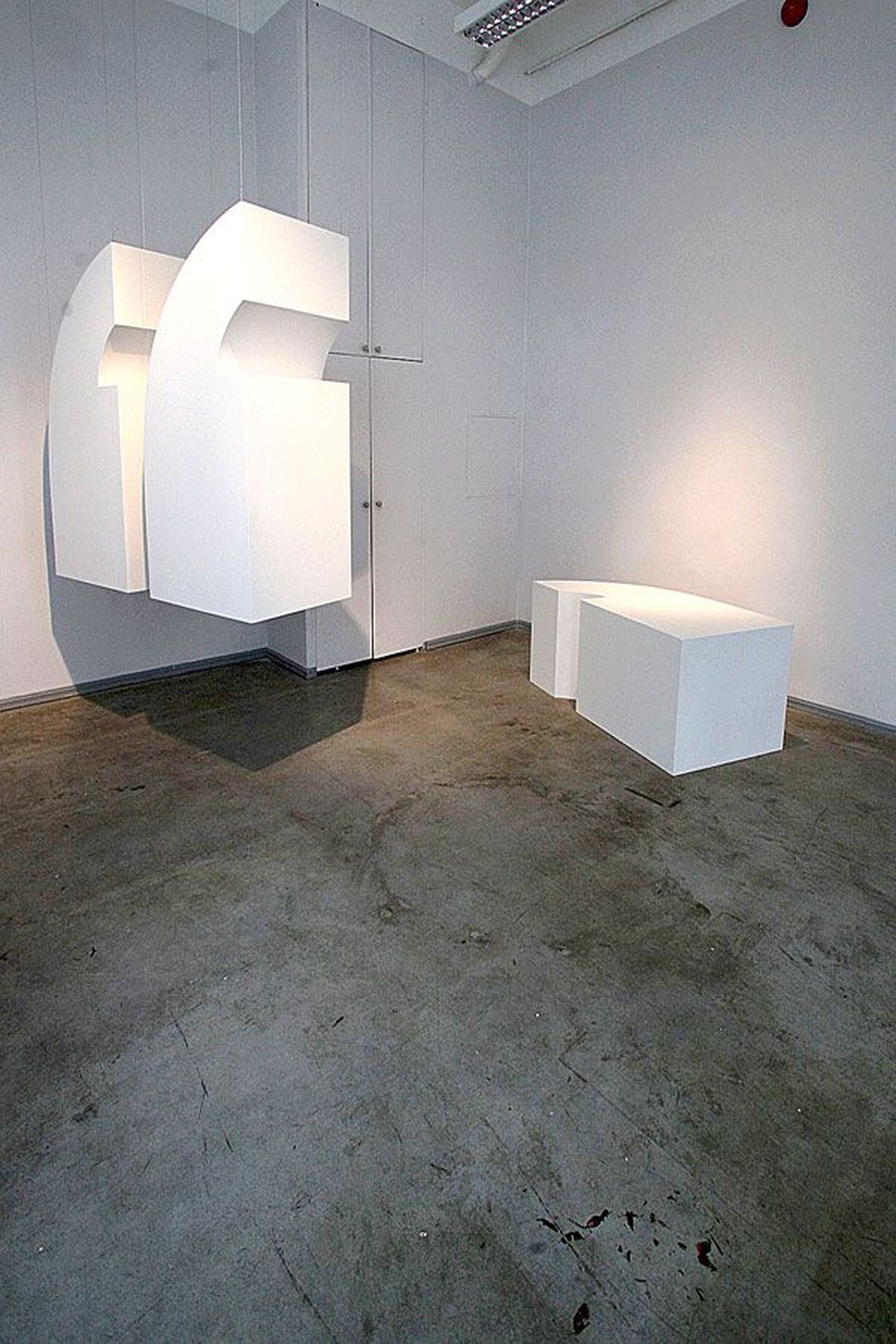 Pildil on osa teosest, Taavi Talve näitusel monumentaalgaleriis on valges kuubis valgeid kuubikuid rohkem.