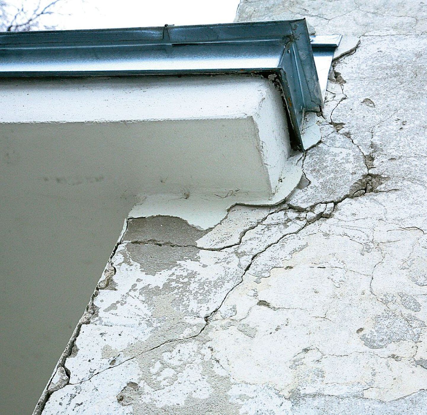 Koolimaja vastselt remonditud katus hakkas läbi jooksma läinud talvel, tänavu hakkas krohv välisseintelt latakatena maha varisema.