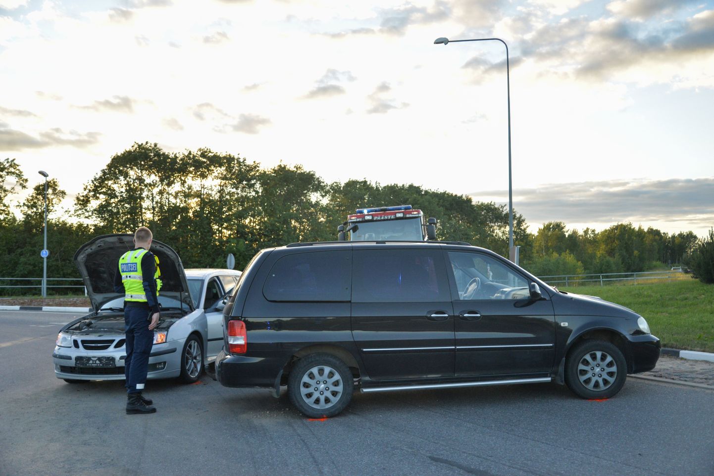 Авария на на круговом перекрестке Пярнуского шоссе.