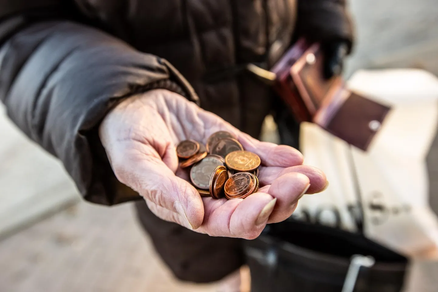 Kui hinge taga sääste ei olnud, läks käiku II pensionisamba raha, näitab Eesti panga analüüs.