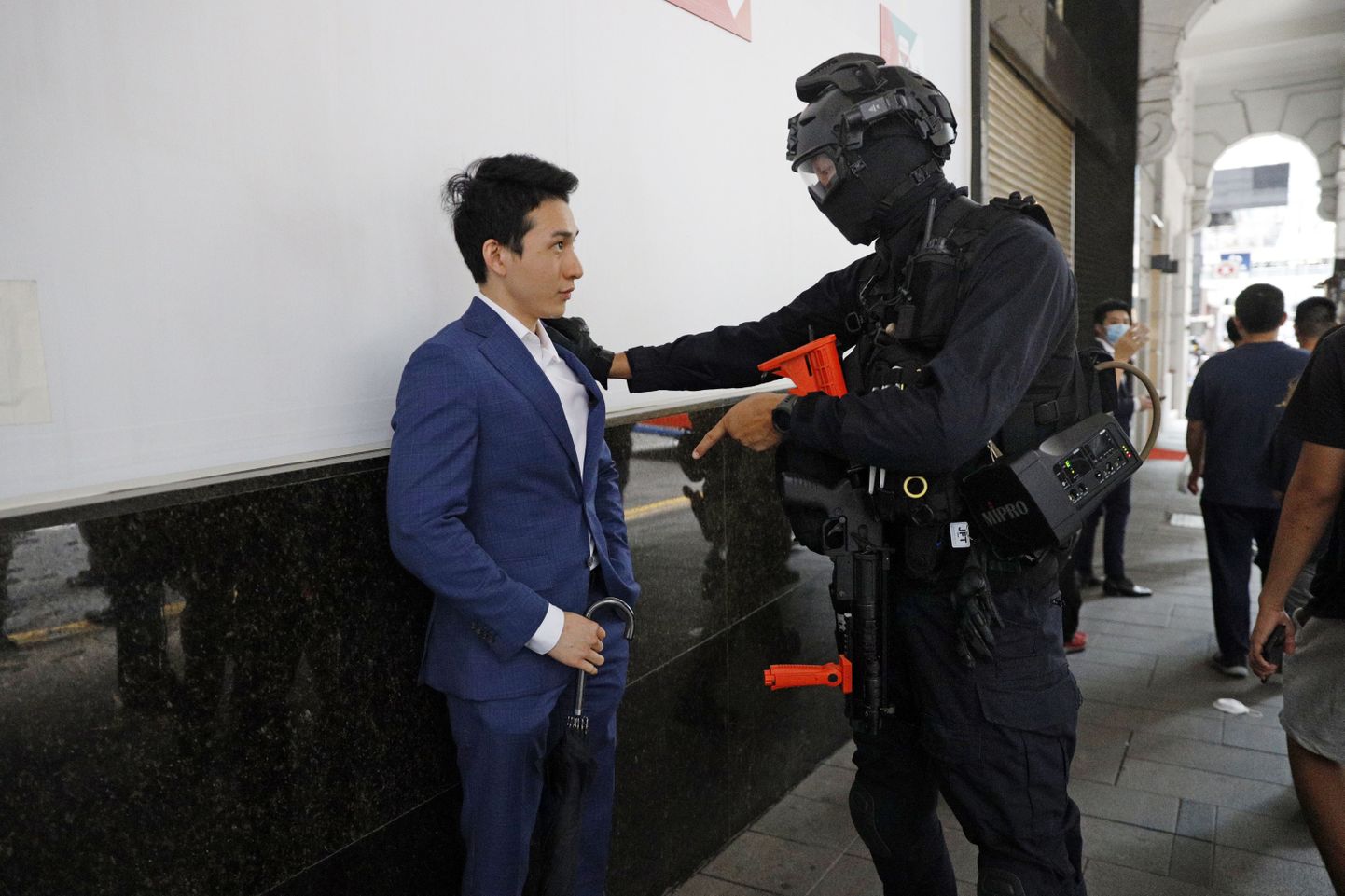 Hongkongi märulipolitseinik peatab kinni kesklinnas aset leidnud meeleavaldusel viibinud mehe. USA välisminister Mike Pompeo teavitas kongressi, et Trumpi valitsus ei pea enam Hongkongi Mandri-Hiinast autonoomseks.