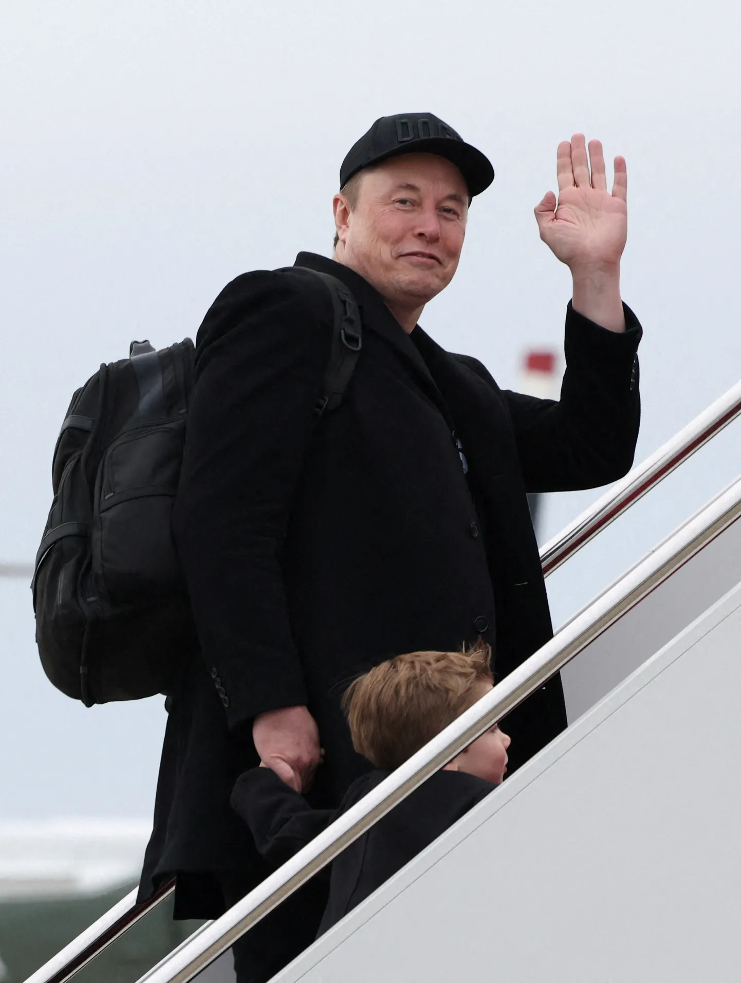 Elon Musk ja ta poeg X Æ A-12 läksid 14. märtsil 2025 Marylandis Andrewsi õhujõudude baasis USA presidendi lennukile, et Floridasse Mar-a-Lagosse lennata.