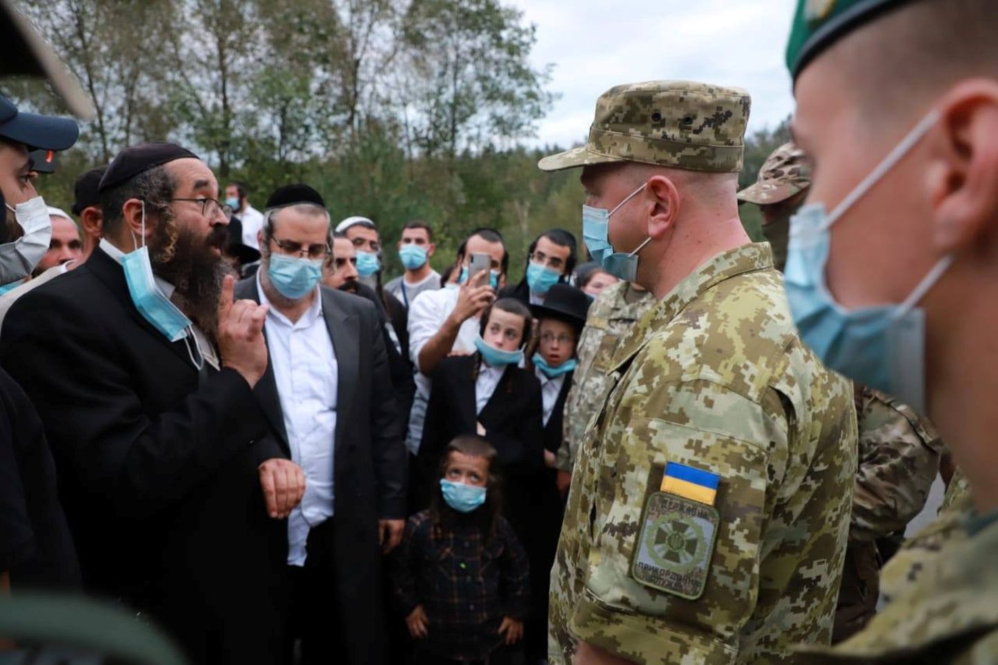 Ukraina piirivalvejuht Serhii Deineko vestleb juudi palveränduritega Novi Jarõlovõtši piiripunktis 14. september 2020.