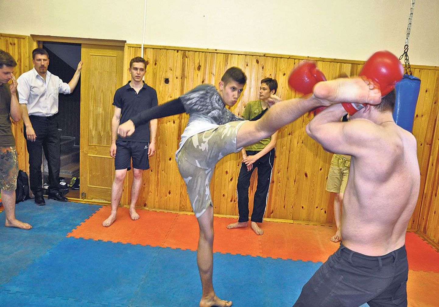 Члены действующего в Москве военно-патриотического молодежного клуба «Авангард» на тренировке.